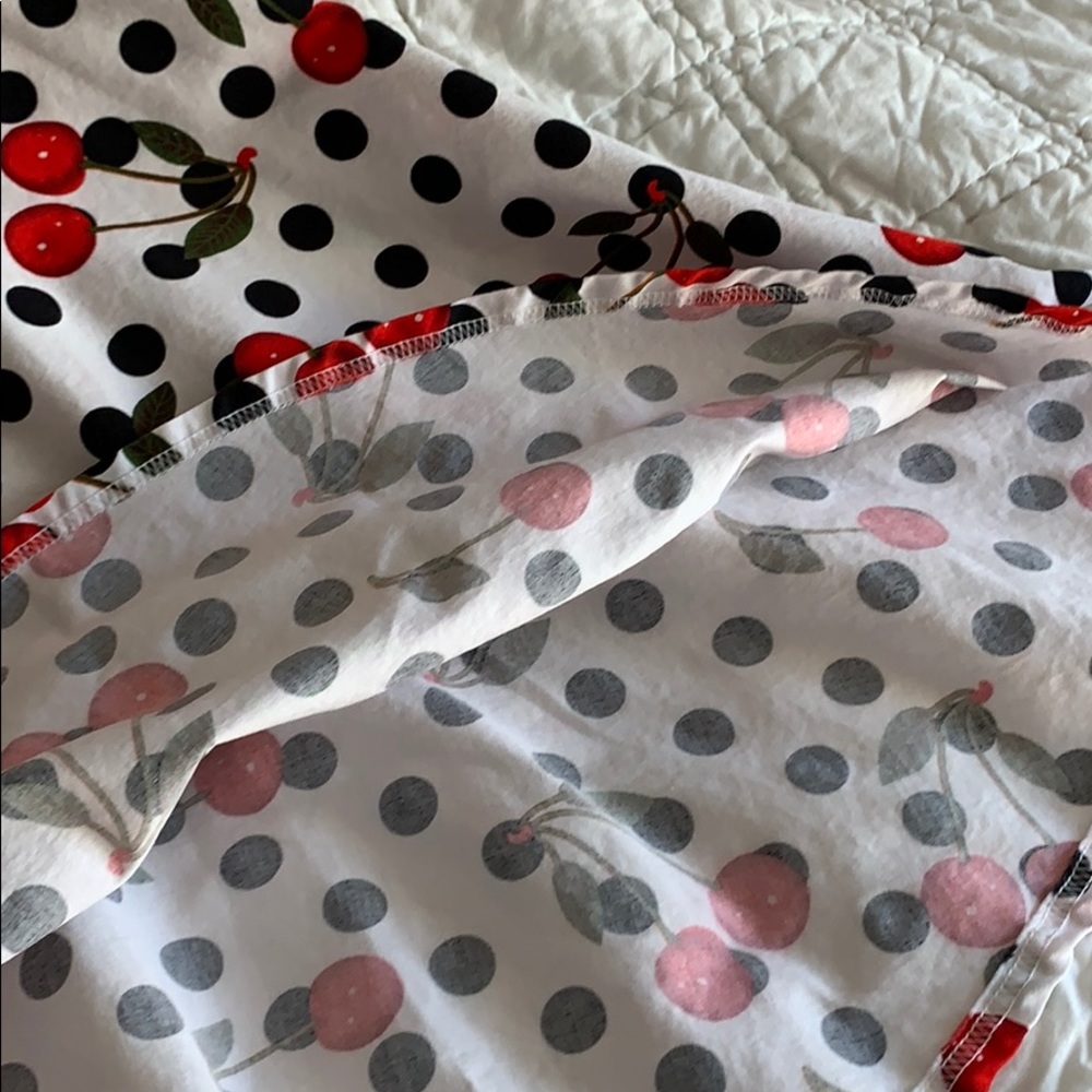 White skirt with black polka dots & cherries SizeM - Picture 4 of 5